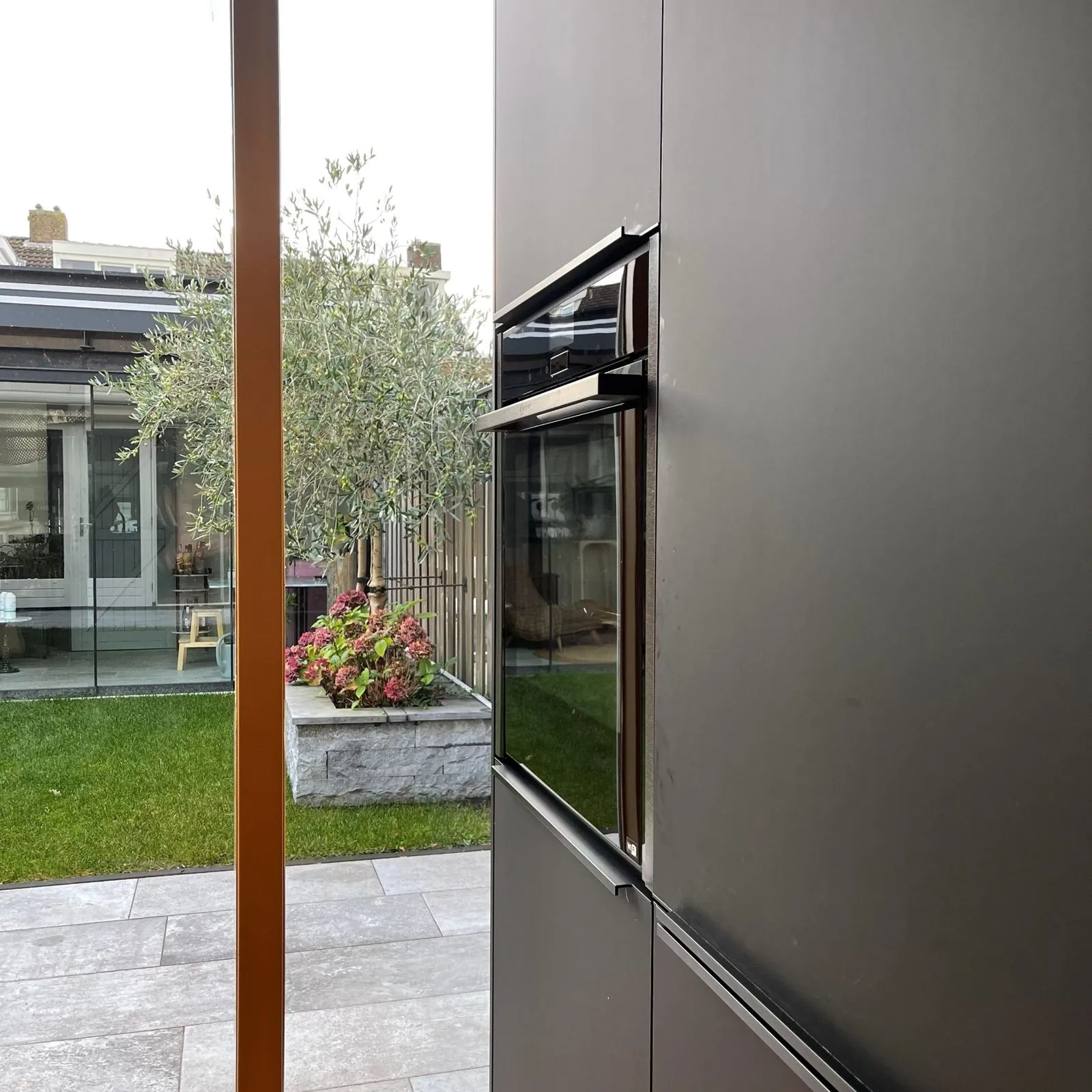 Kitchen with green marble and a view of the garden