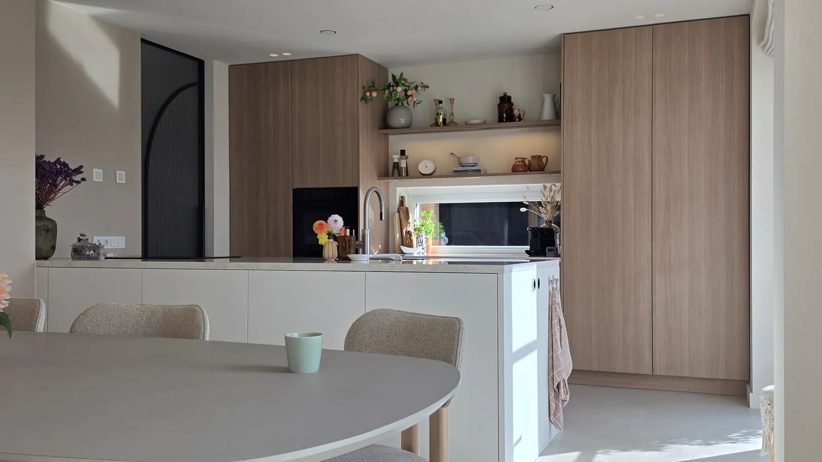 Overview of the Scandinavian kitchen in Maassluis